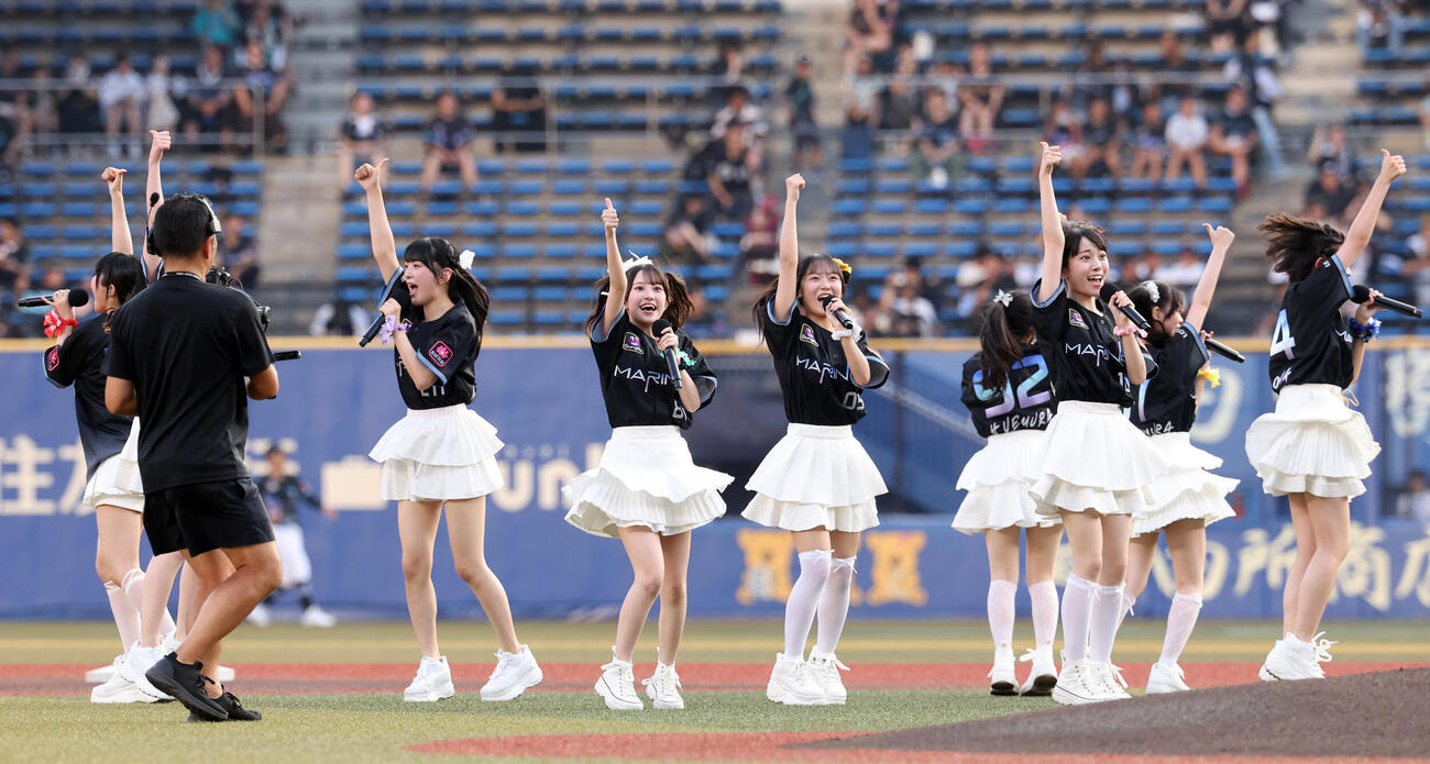 ロッテ対楽天　試合前ライブで弾けるロージークロニクル（撮影・浅見桂子）