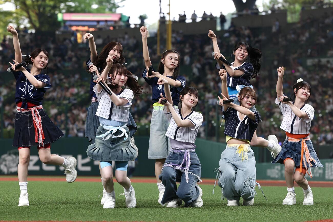 西武対日本ハム　試合前、ミニライブを行うCUTIE STREET（撮影・宮地輝）