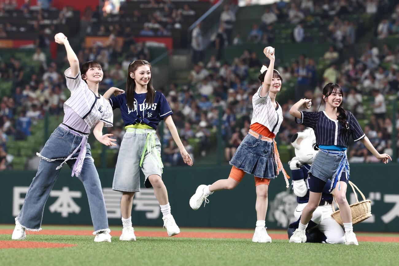 西武対日本ハム　セレモニアルピッチを務めるCUTIE STREET（撮影・宮地輝）