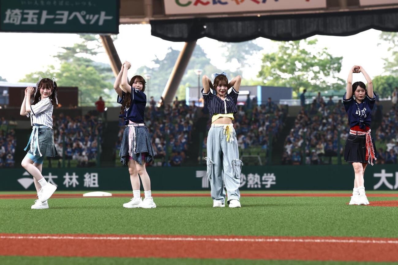 西武対日本ハム　セレモニアルピッチを務めるCUTIE STREET（撮影・宮地輝）