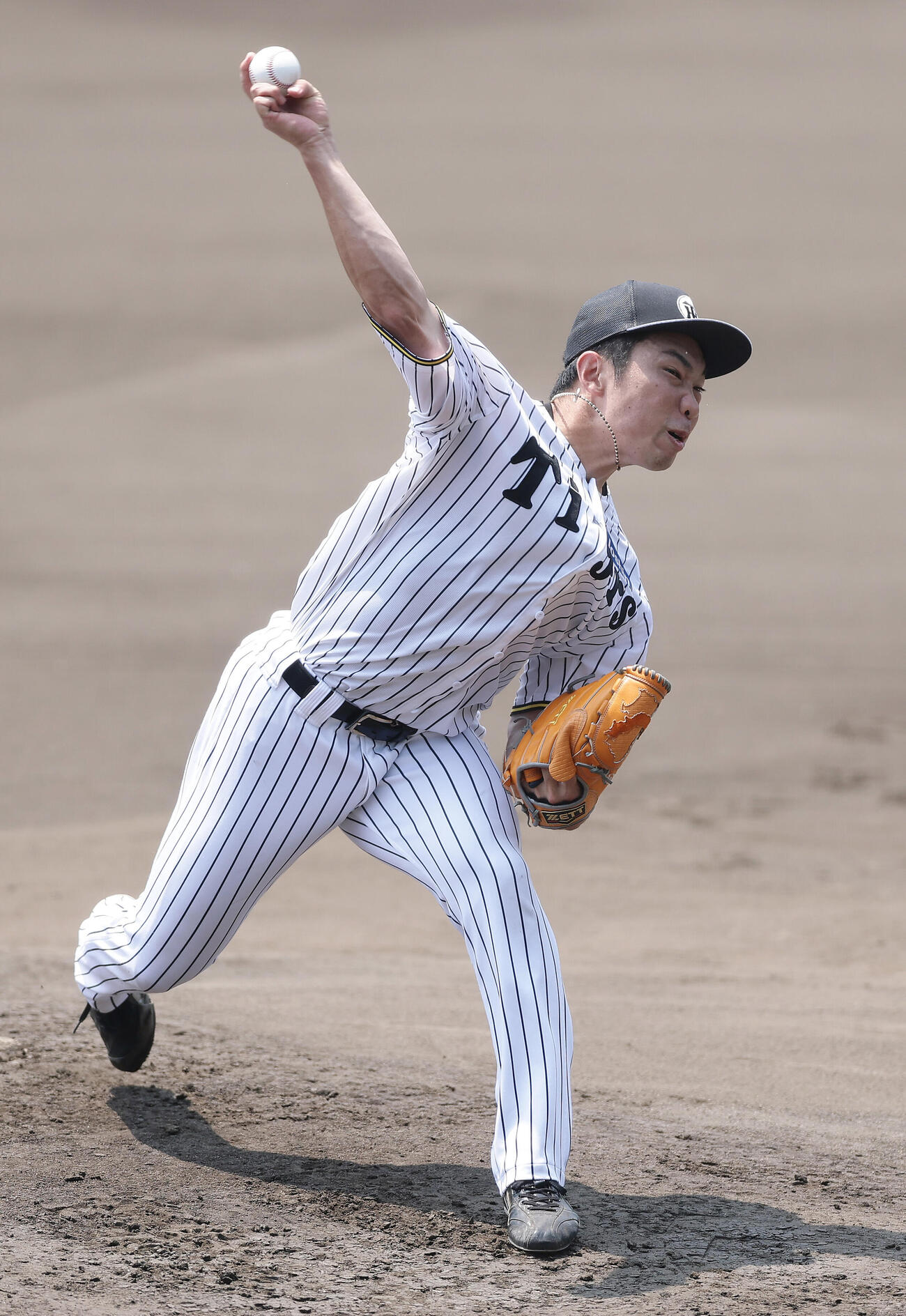 ライブBPで力投する阪神石井大智（撮影・前田充）