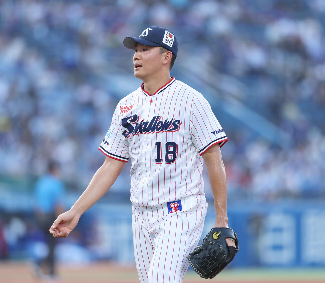 ヤクルト対中日　1回表を終えベンチに戻る奥川恭伸（撮影・増田悦実）