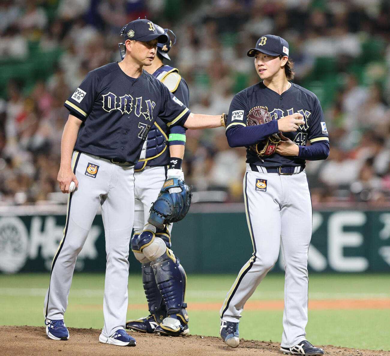 ソフトバンク対オリックス　1回途中で降板するオリックス先発の片山楽生。左は岸田護監督（撮影・梅根麻紀）
