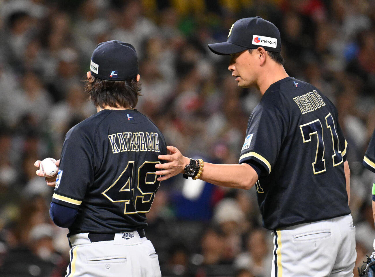 ソフトバンク対オリックス　1回裏ソフトバンク無死二、三塁、降板する片山楽生（左）右は岸田護監督（撮影・林敢治）