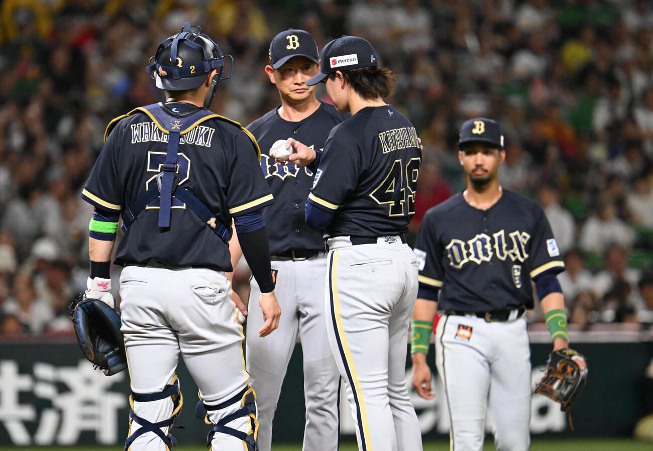 ソフトバンク対オリックス　1回裏ソフトバンク無死二、三塁、降板する片山楽生（右から2番目）（撮影・林敢治）