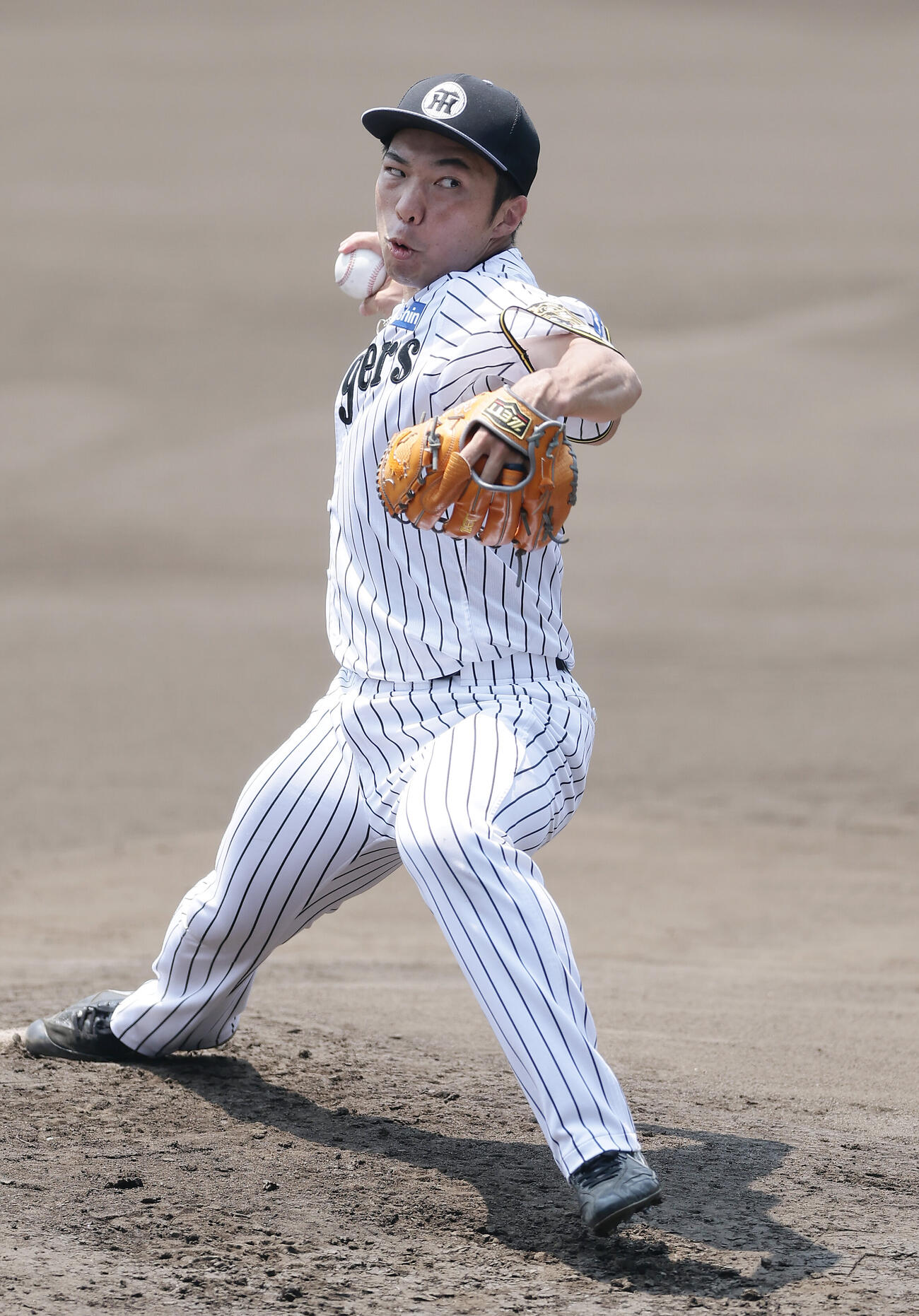 ライブBPで力投する阪神石井大智（撮影・前田充）