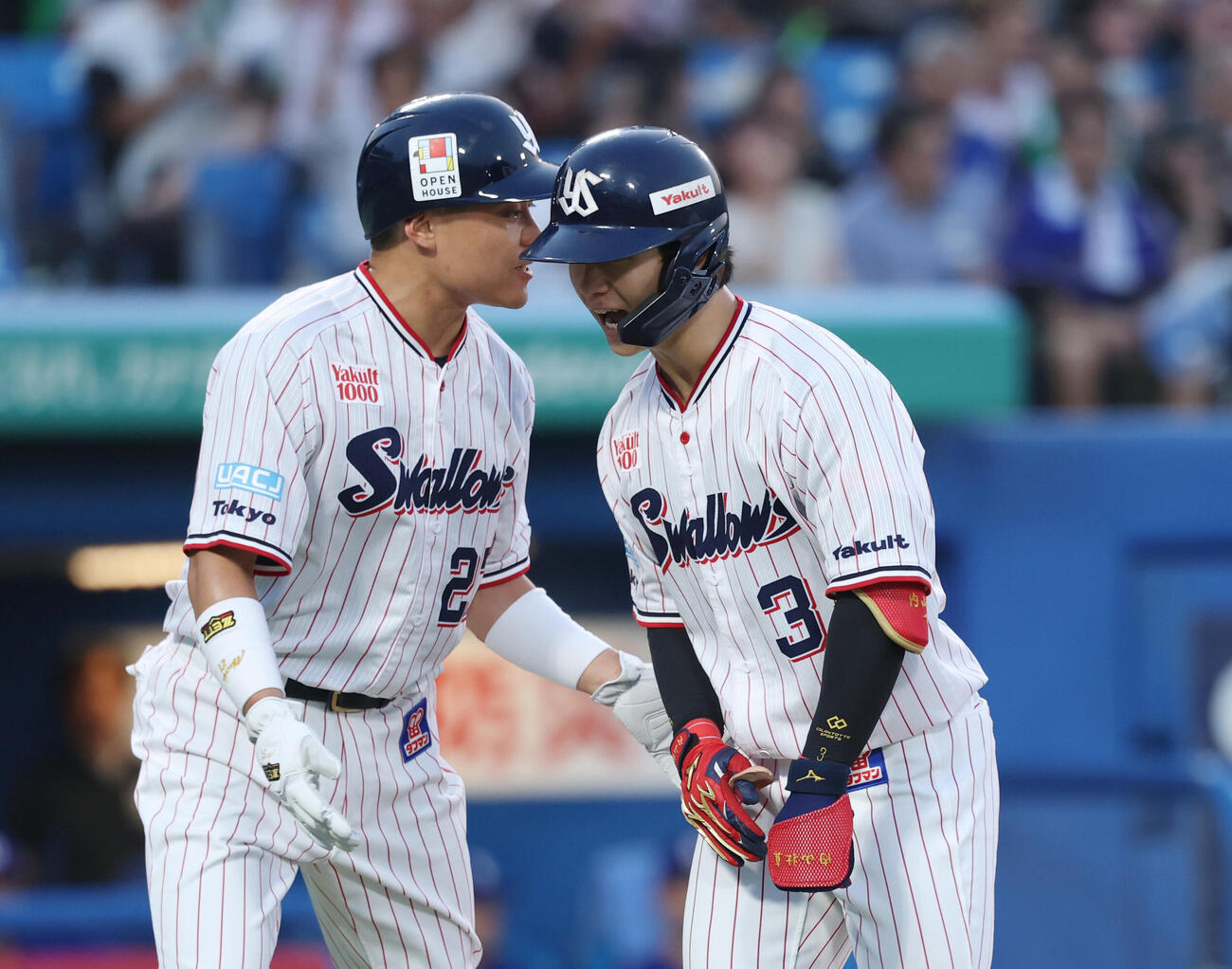 ヤクルト対中日　2回裏ヤクルト1死二塁、2点本塁打を放ち喜ぶ内山壮真。左は中村悠平（撮影・増田悦実）