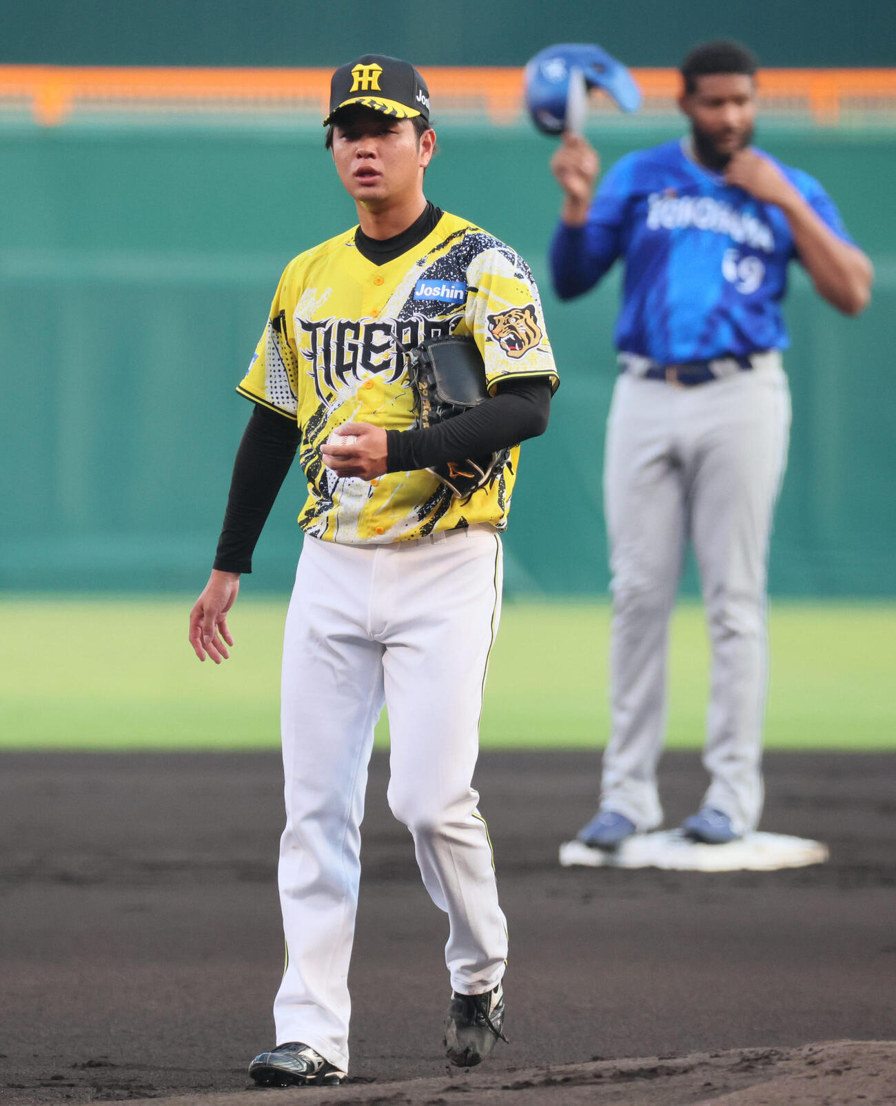 阪神対DeNA 1回表DeNA2死二塁、高橋遥人はジュリ・エンカーナシオンに先制二塁打を浴びる（撮影・宮崎幸一）