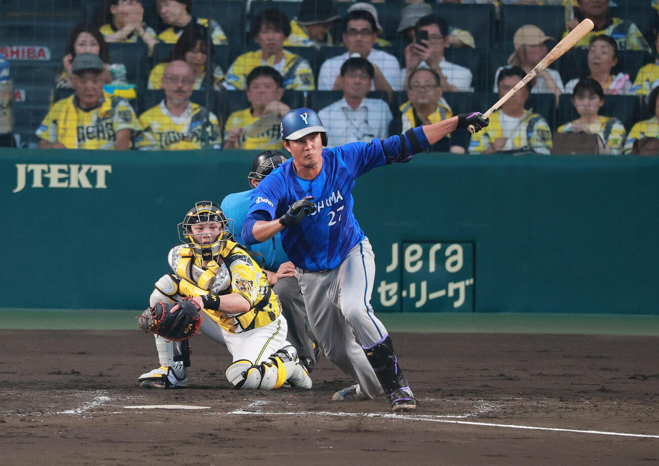 阪神対DeNA 3回表DeNA無死、藤浪晋太郎は内野安打を放つ（撮影・上山淳一）