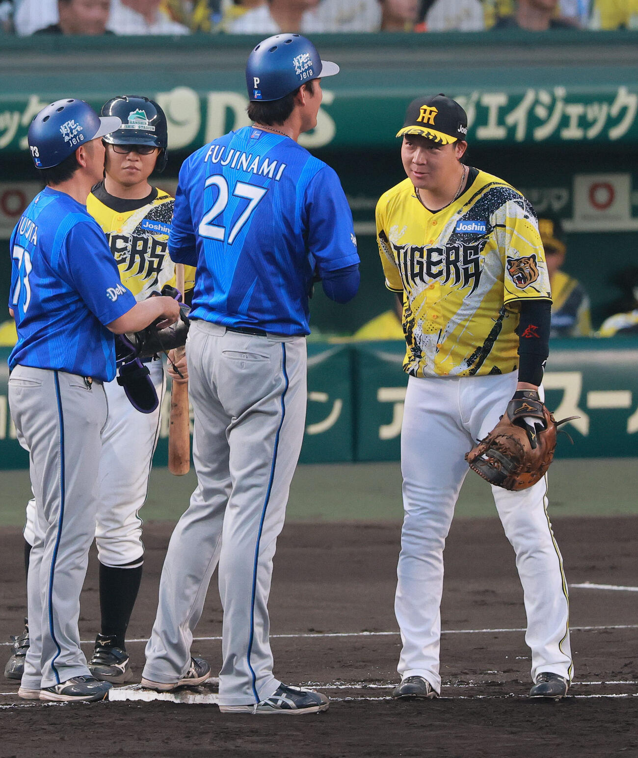 阪神対DeNA 3回表DeNA無死、内野安打を放った藤浪晋太郎（手前）に言葉をかける一塁手大山悠輔（右）（撮影・上山淳一）