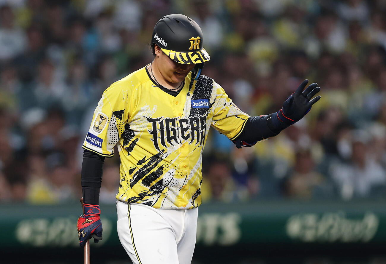 阪神対DeNA 3回裏阪神2死、藤浪晋太郎か死球を受けるも思わず笑みがこぼれる大山悠輔（撮影・前田充）