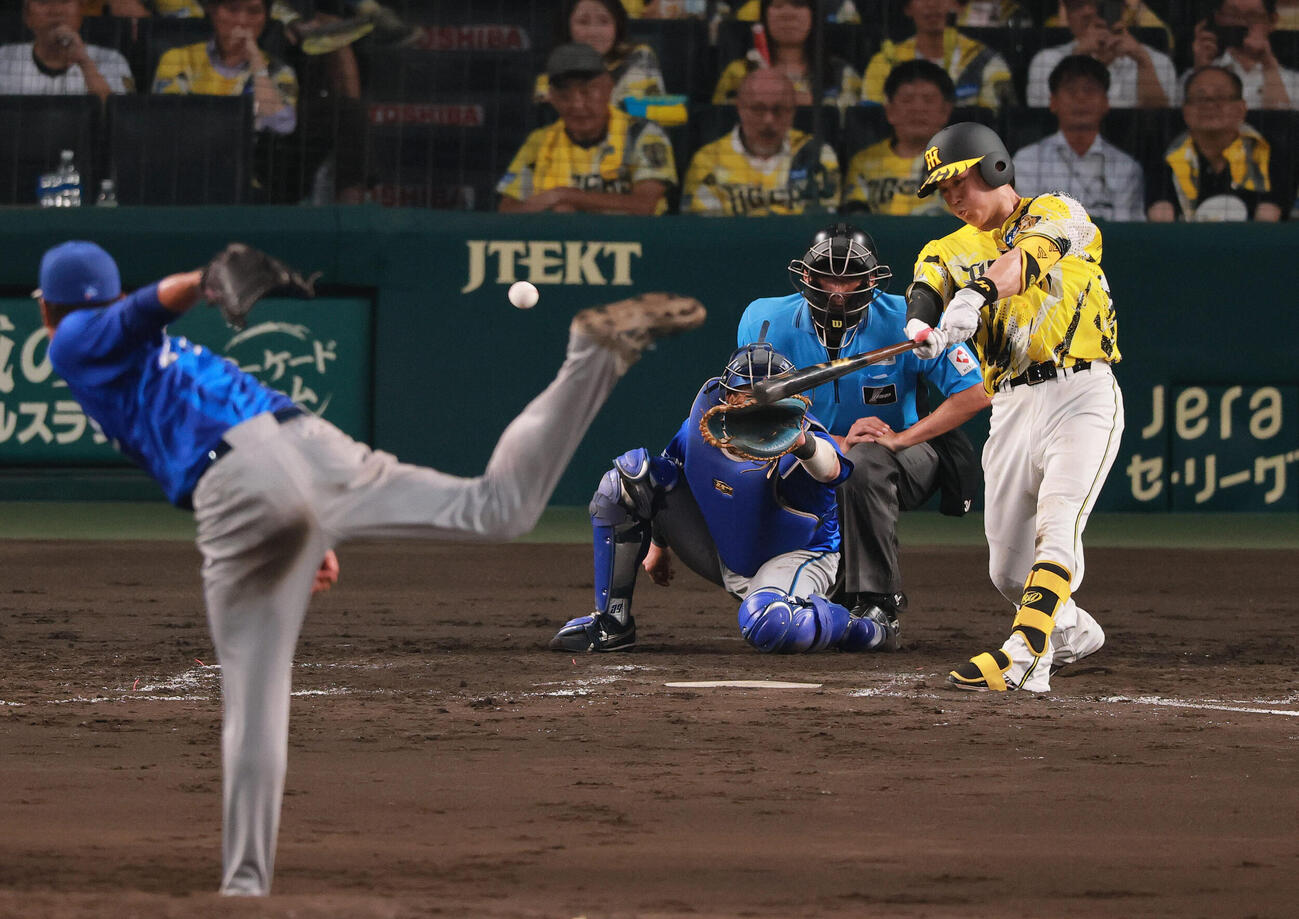 阪神対DeNA 3回裏阪神2死満塁、伏見寅威は同点適時打を放つ（撮影・上山淳一）