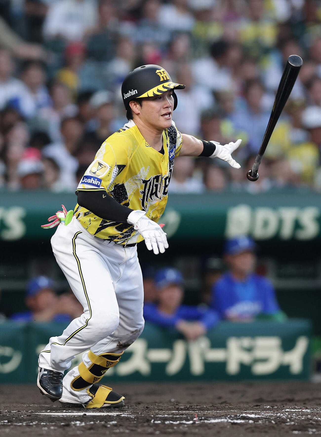阪神対DeNA 2回裏阪神1死一塁、右前打を放つ伏見寅威（撮影・前田充）