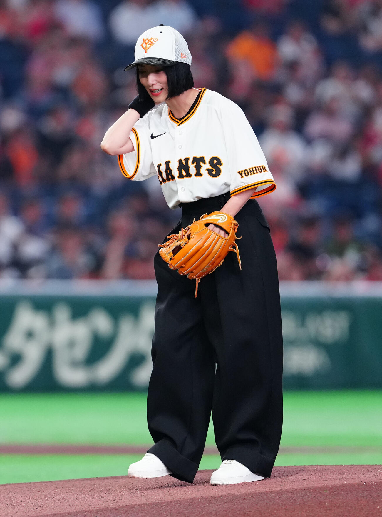 巨人対広島　ファーストピッチで投球したMEGUMI（撮影・鈴木みどり）