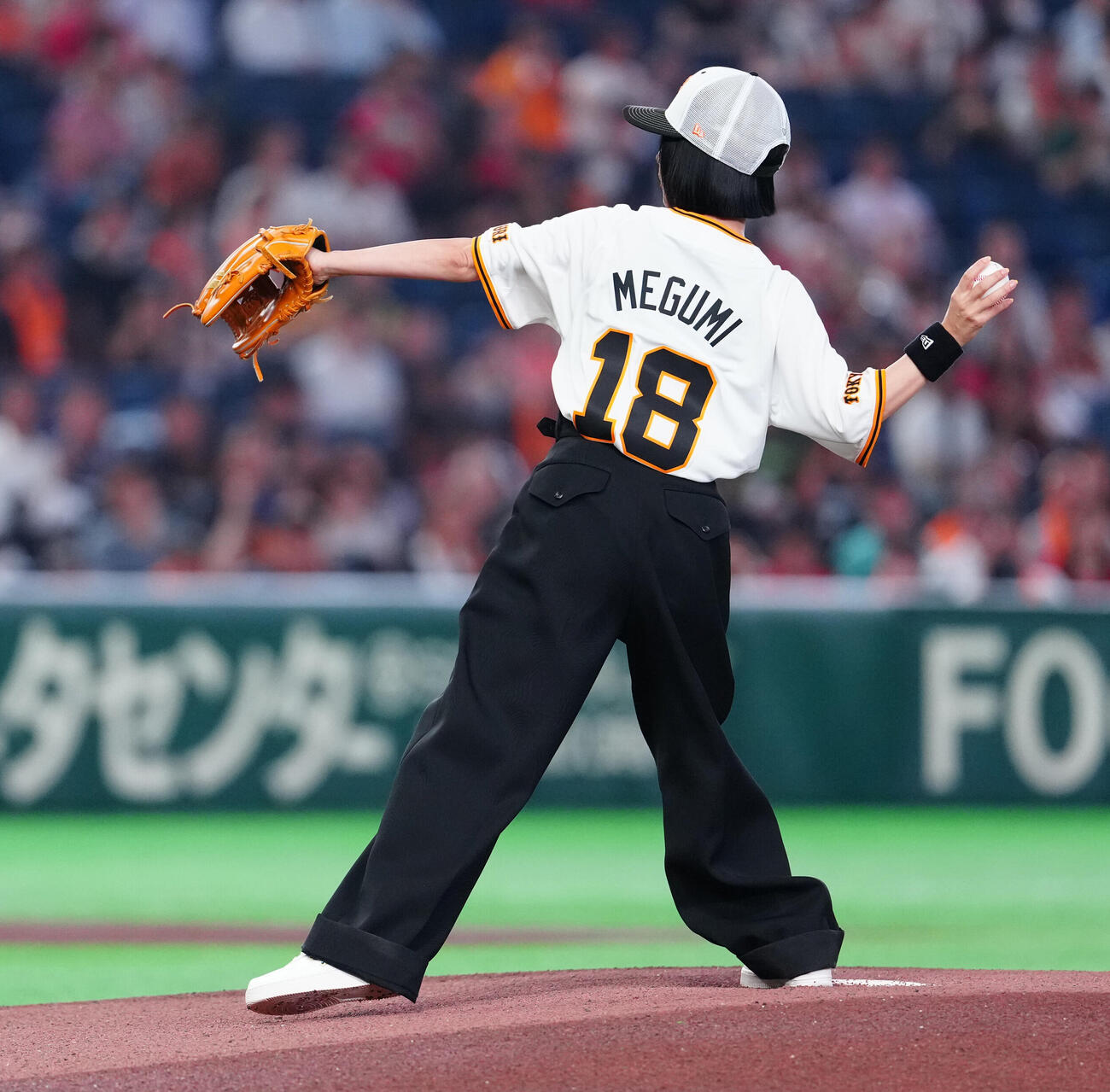 巨人対広島　ファーストピッチで投球するMEGUMI（撮影・鈴木みどり）