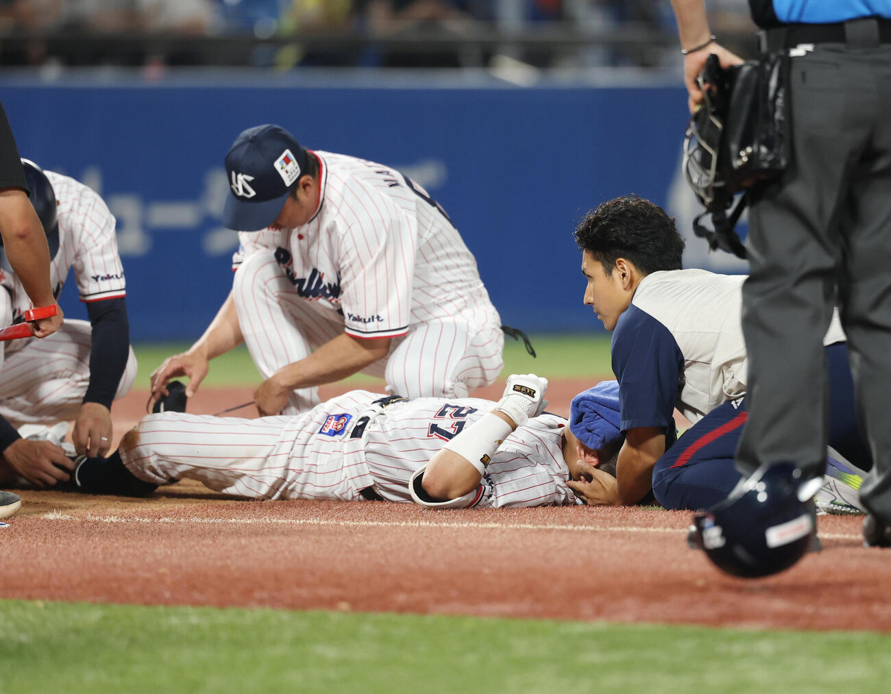 ヤクルト対中日　3回裏ヤクルト1死一塁、打球が顔に当たり治療を受ける中村悠平（撮影・増田悦実）