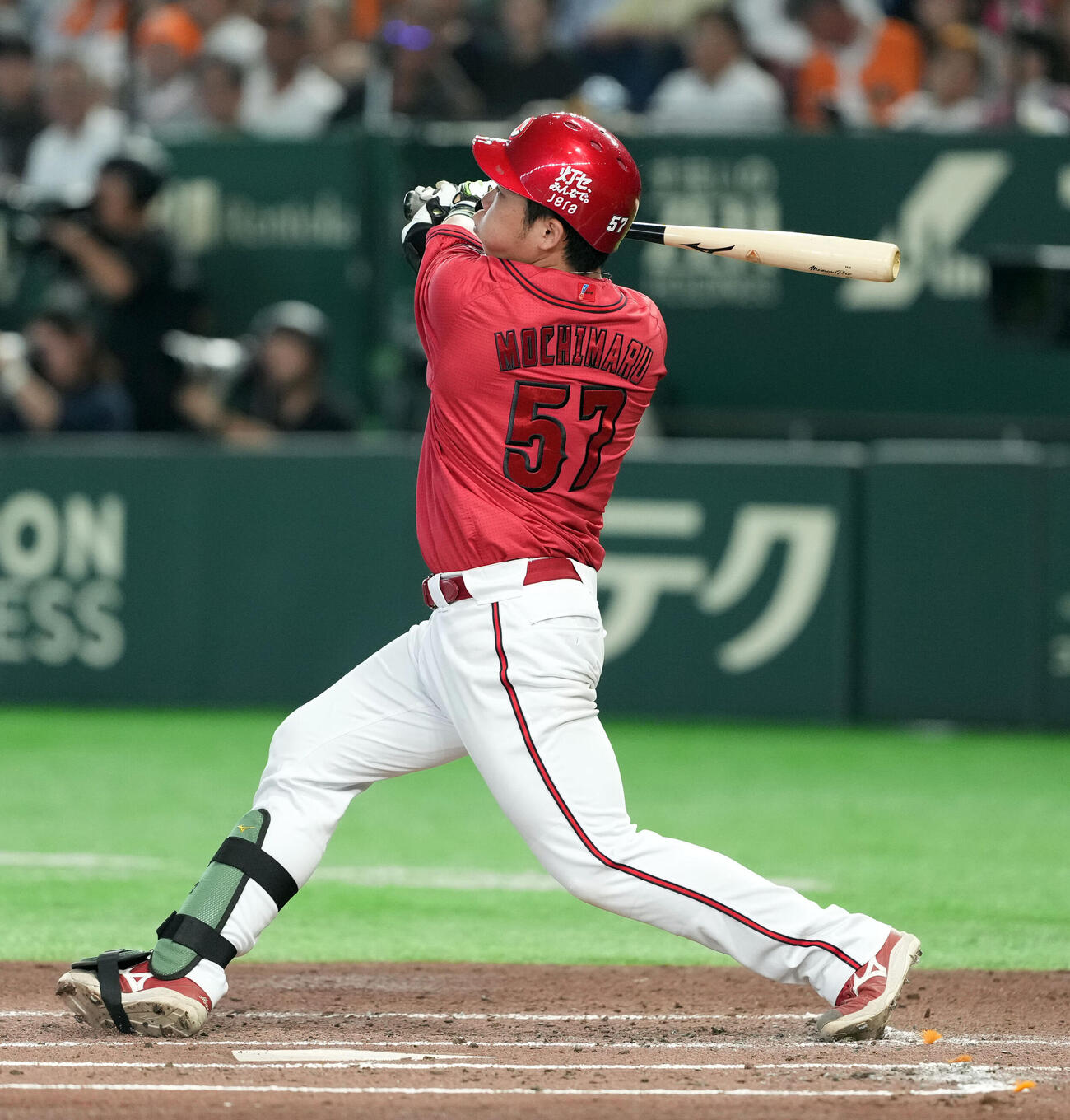 巨人対広島　2回表広島2死、右越えに勝ち越しのソロ本塁打を放つ持丸泰輝（撮影・たえ見朱実）