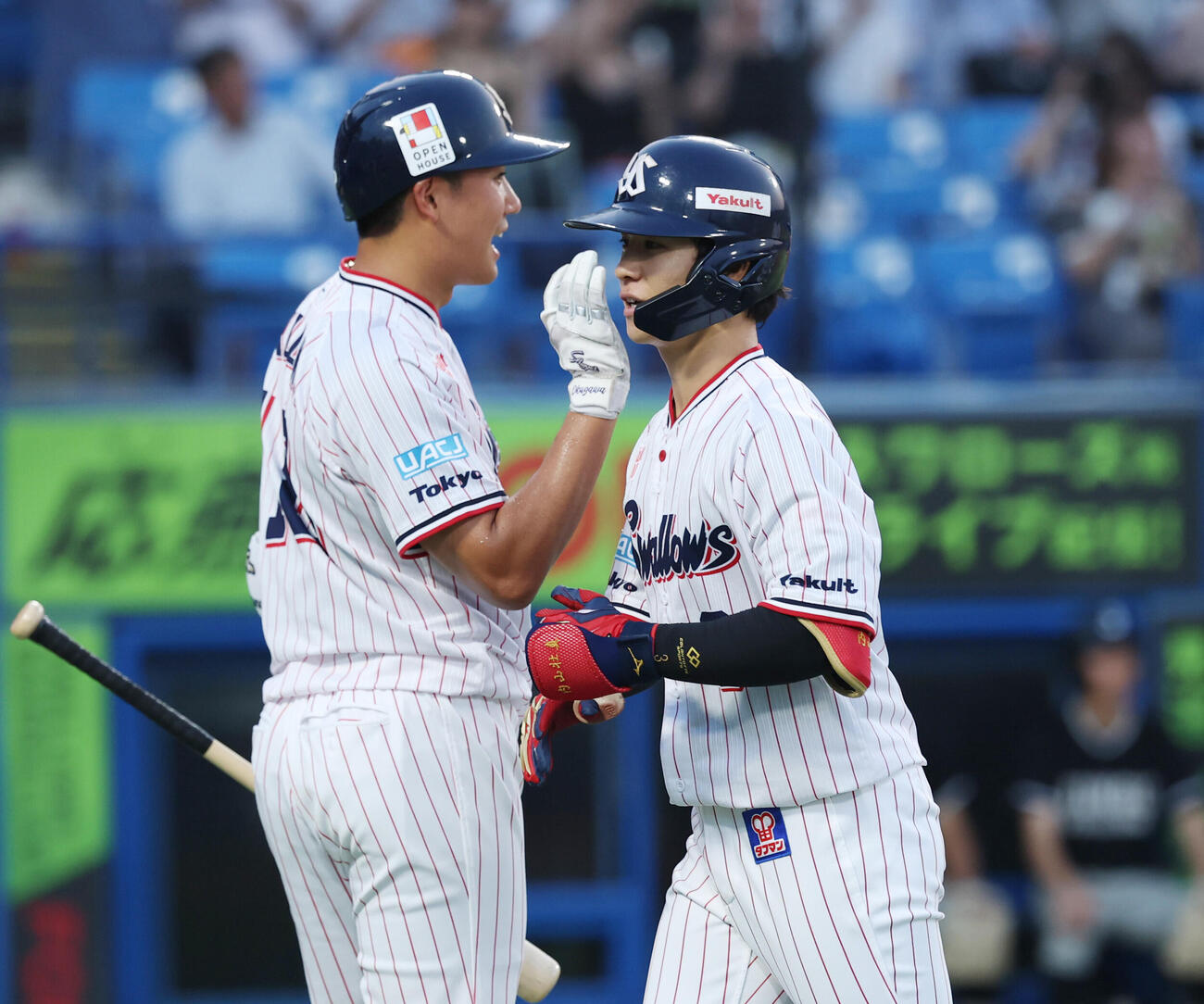 ヤクルト対中日　2回裏ヤクルト1死二塁、2点本塁打を放った内山壮真（右）を出迎える奥川恭伸（撮影・増田悦実）