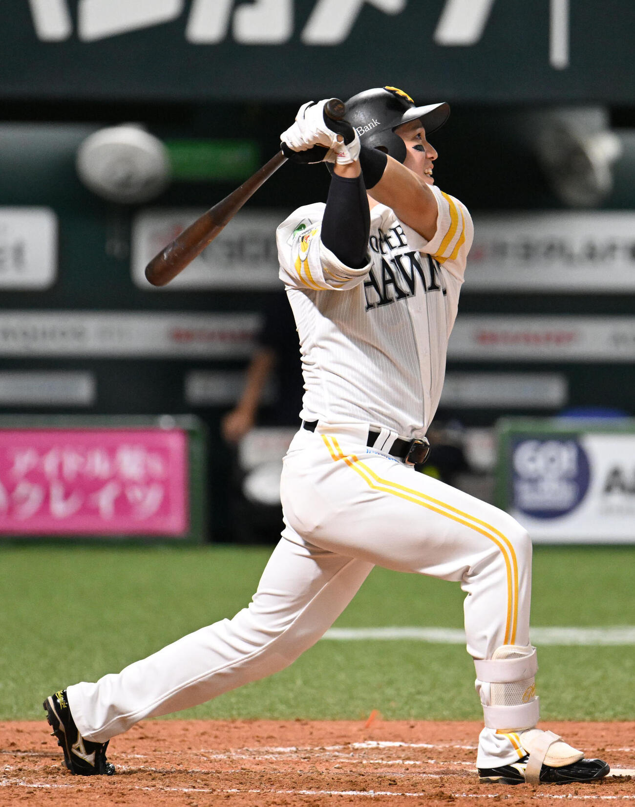 ソフトバンク対オリックス　1回裏ソフトバンク1死、栗原陵矢は左中間に本塁打を放つ（撮影・林敢治）