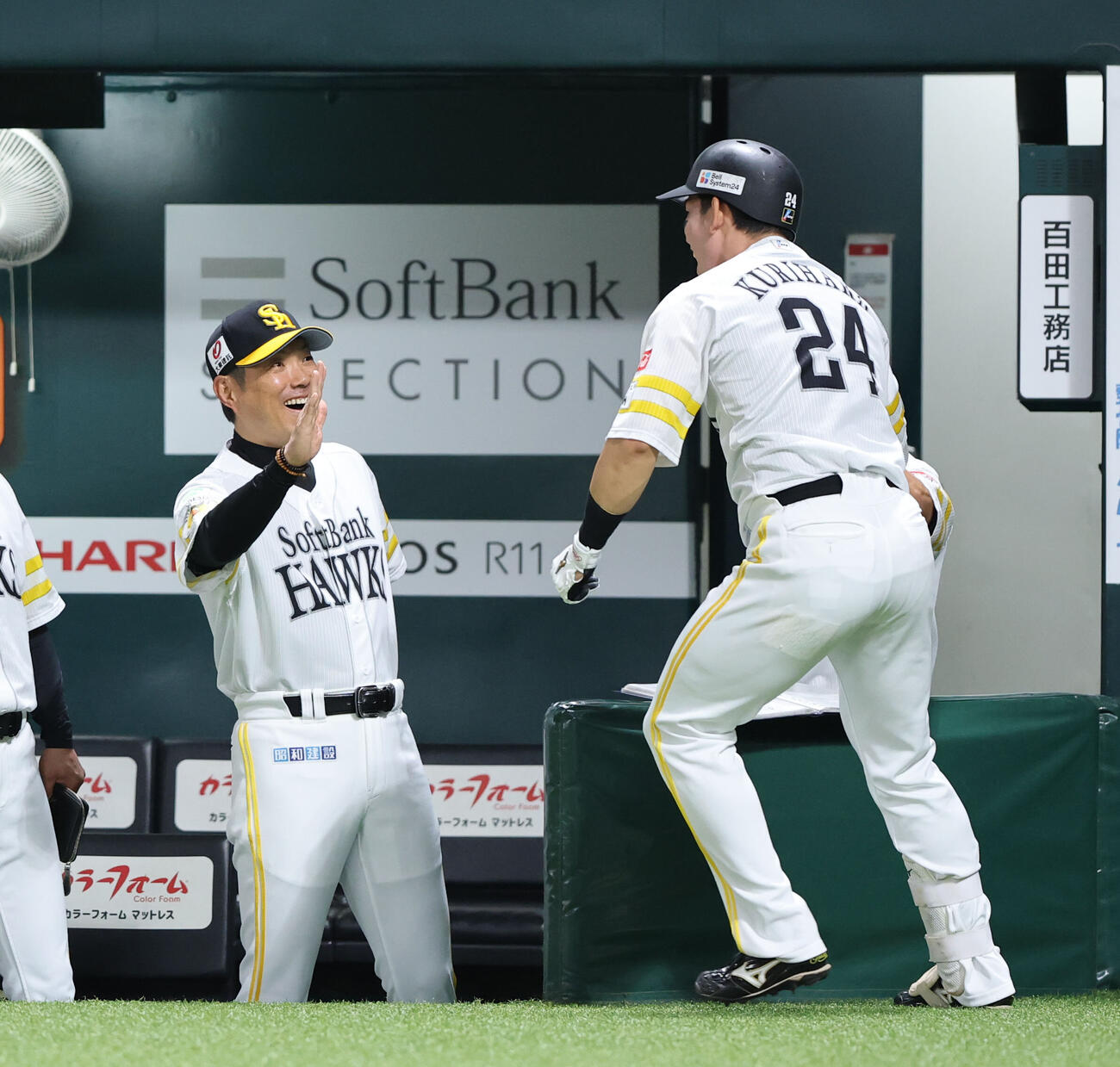 ソフトバンク対オリックス　2回裏ソフトバンク1死、栗原陵矢は左中間本塁打を放ち小久保裕紀監督とハイタッチ（撮影・梅根麻紀）