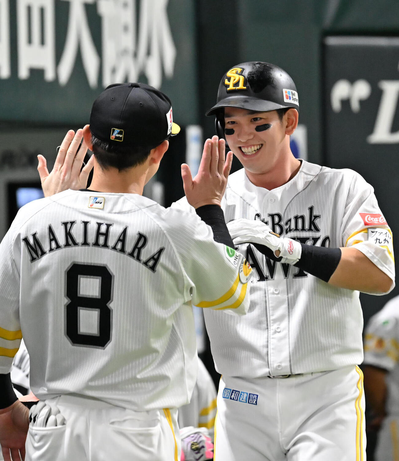ソフトバンク対オリックス　1回裏ソフトバンク1死、栗原陵矢（右）は本塁打を放ちナインとタッチを交わす（撮影・林敢治）