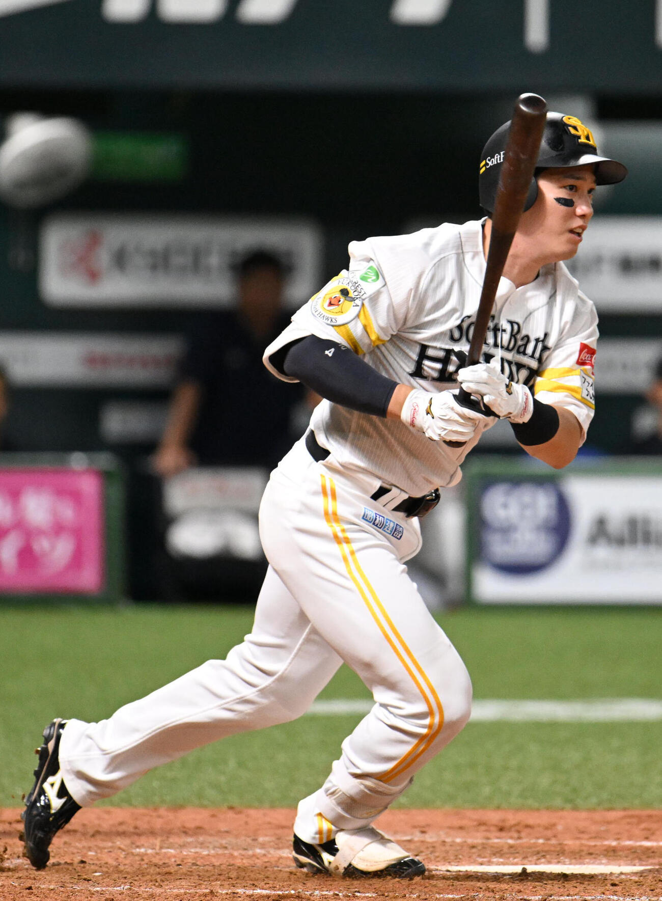 ソフトバンク対オリックス　3回裏ソフトバンク2死一、三塁、栗原陵矢は適時打を放つ（撮影・林敢治）