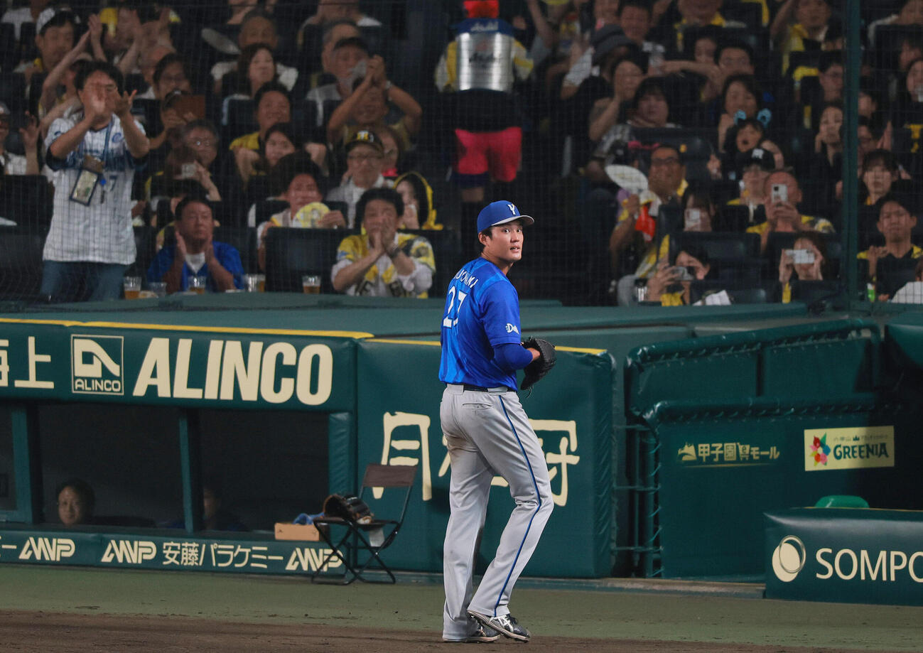 阪神対DeNA 5回途中で降板しベンチに向かうDeNA藤浪晋太郎（撮影・上山淳一）