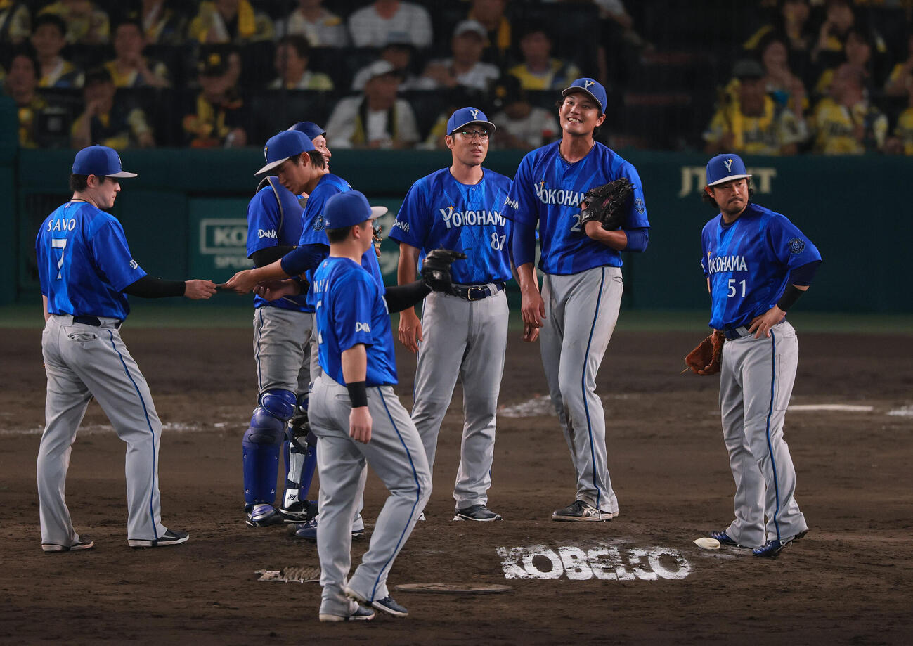 阪神対DeNA 5回裏阪神2死、元山飛優に四球を出した藤浪晋太郎（右から2人目）は相川亮二監督（同3人目）から交代を告げられ降板する（撮影・上山淳一）
