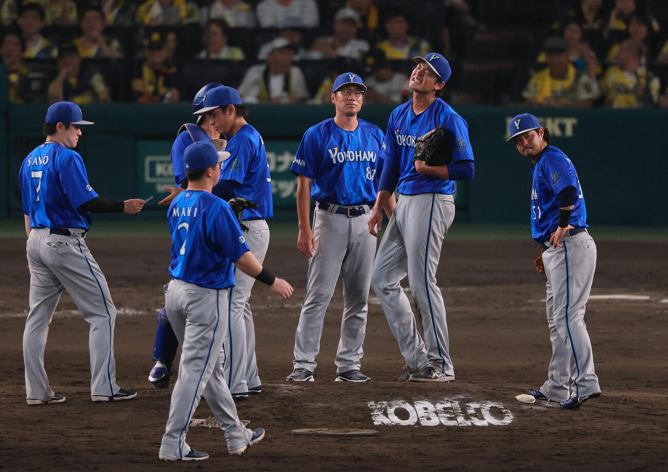 阪神対DeNA 5回裏阪神2死、元山飛優に四球を出した藤浪晋太郎（右から2人目）は相川亮二監督（同3人目）から交代を告げられ降板する（撮影・上山淳一）
