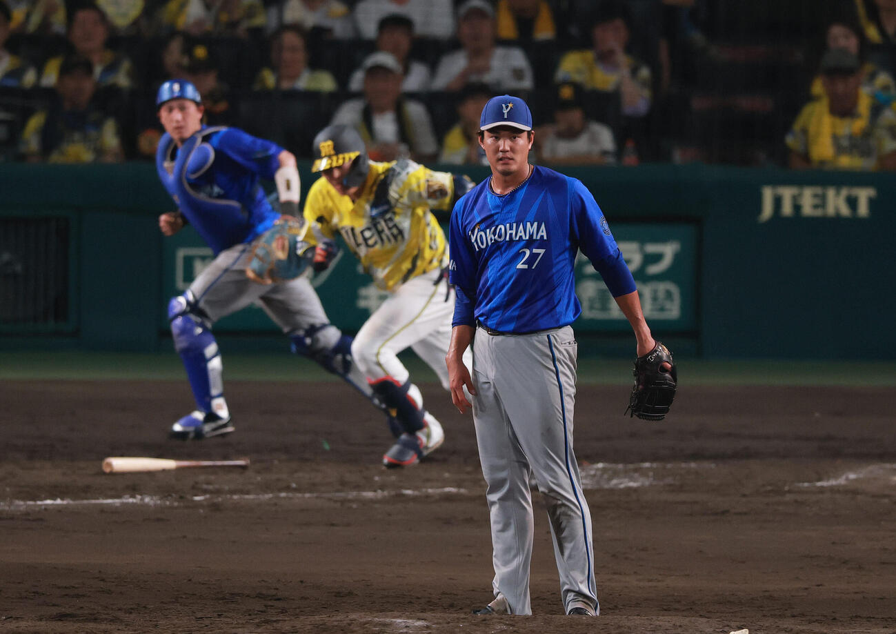 阪神対DeNA 5回裏阪神1死、藤浪晋太郎（手前）は大山悠輔を遊ゴロに仕留める（撮影・上山淳一）