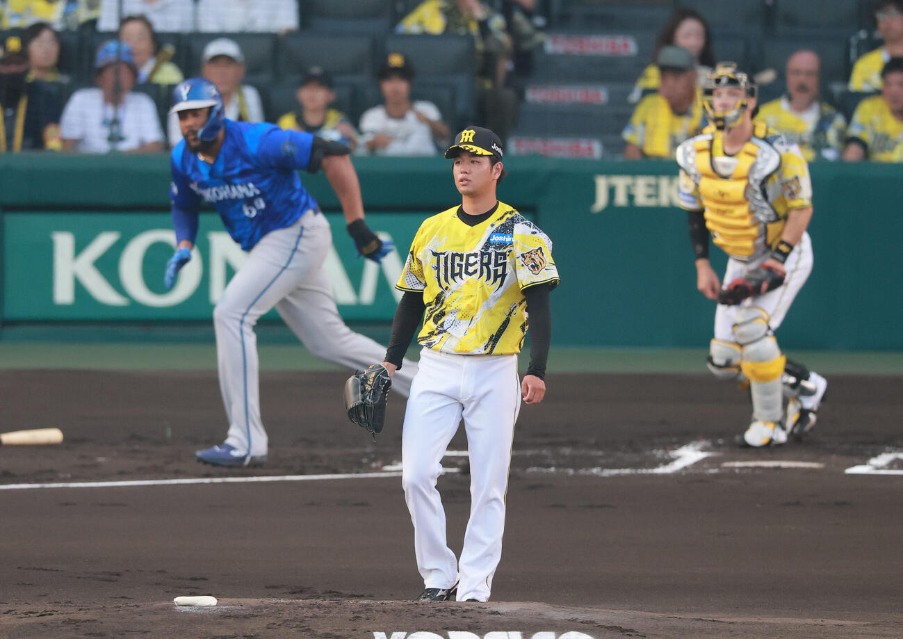 阪神対DeNA 1回表DeNA2死二塁、高橋遥人（手前）はエンカーナシオンに適時二塁打を打たれる（撮影・上山淳一）