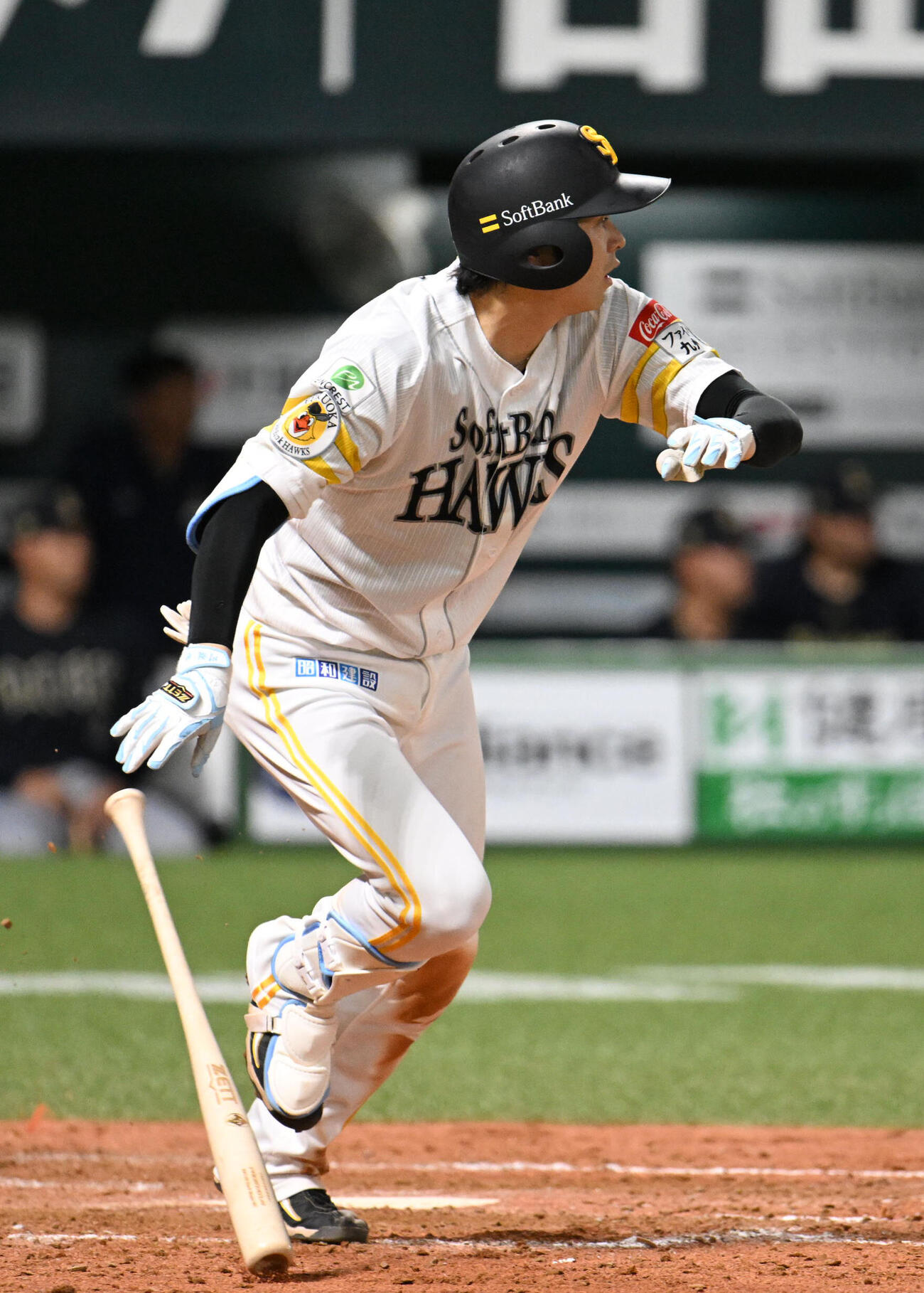 ソフトバンク対オリックス　4回裏ソフトバンク無死二塁、川瀬晃は適時二塁打を放つ（撮影・林敢治）
