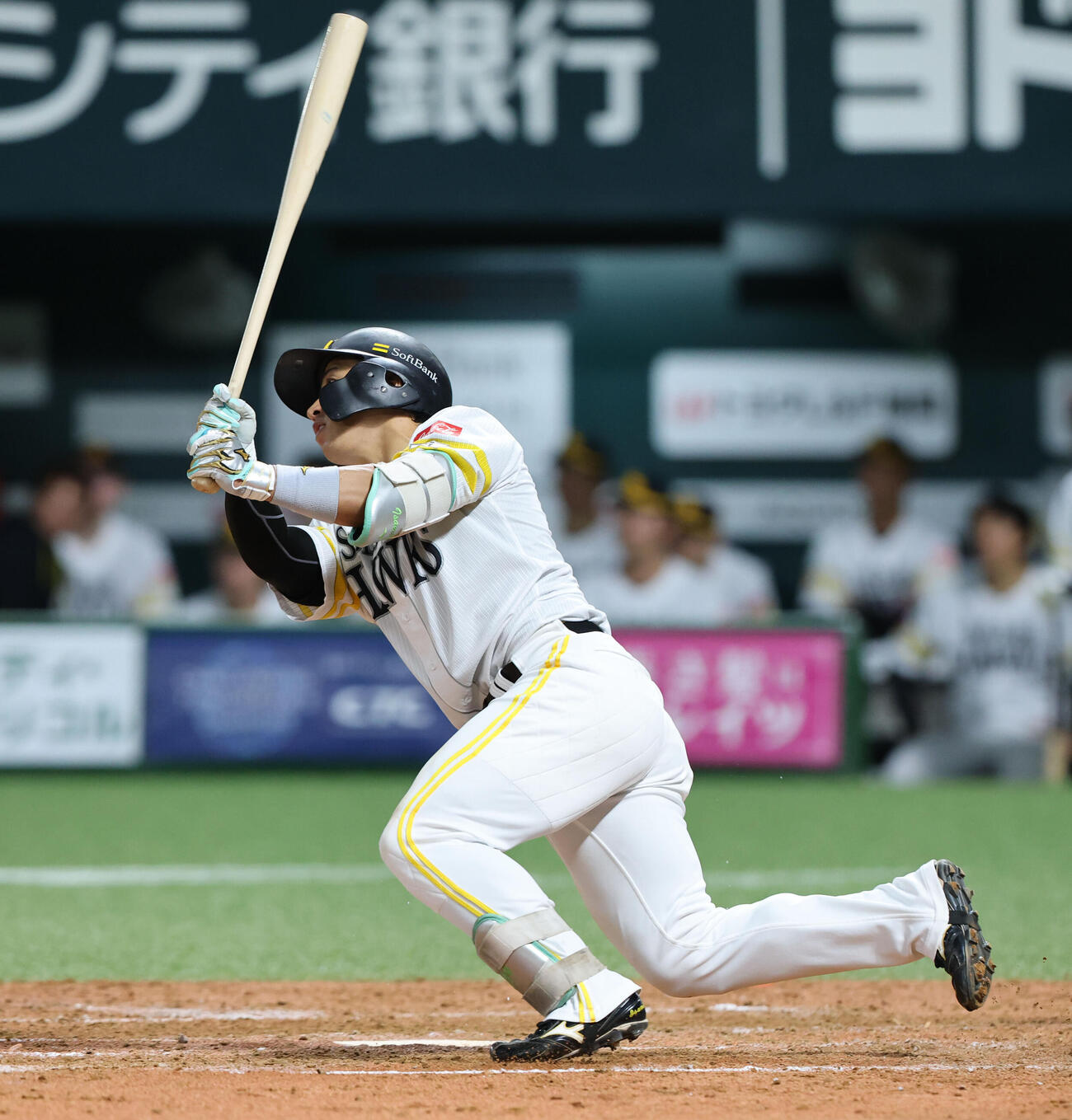 ソフトバンク対オリックス　4回裏ソフトバンク無死一塁、野村勇は左越え適時二塁打を放つ（撮影・梅根麻紀）