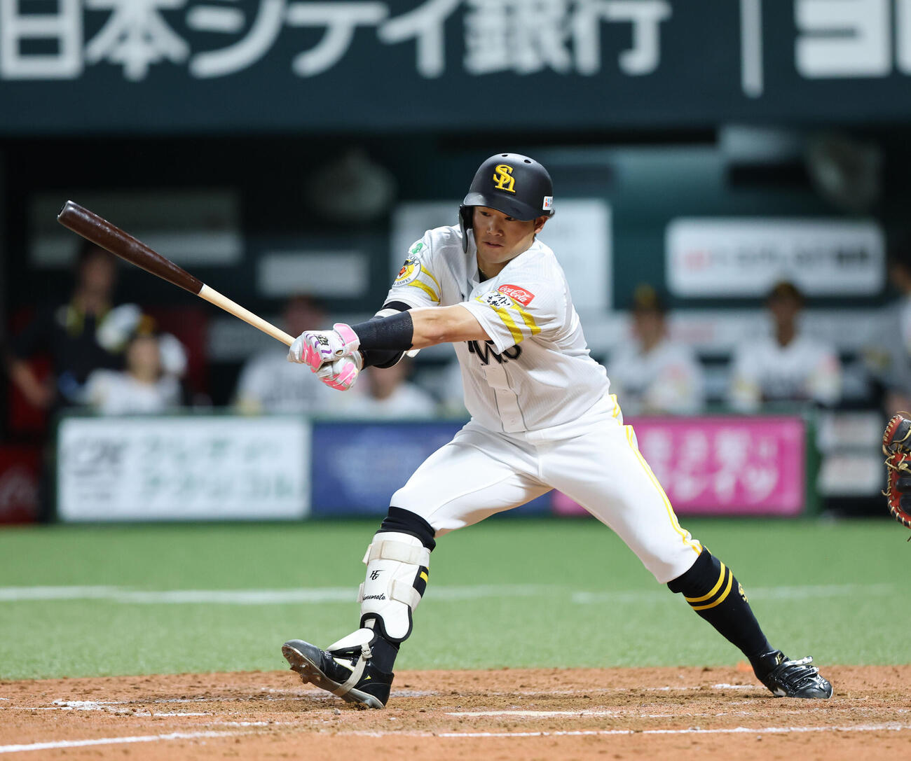 ソフトバンク対オリックス　4回裏ソフトバンク無死、山本恵大は左前打を放つ（撮影・梅根麻紀）