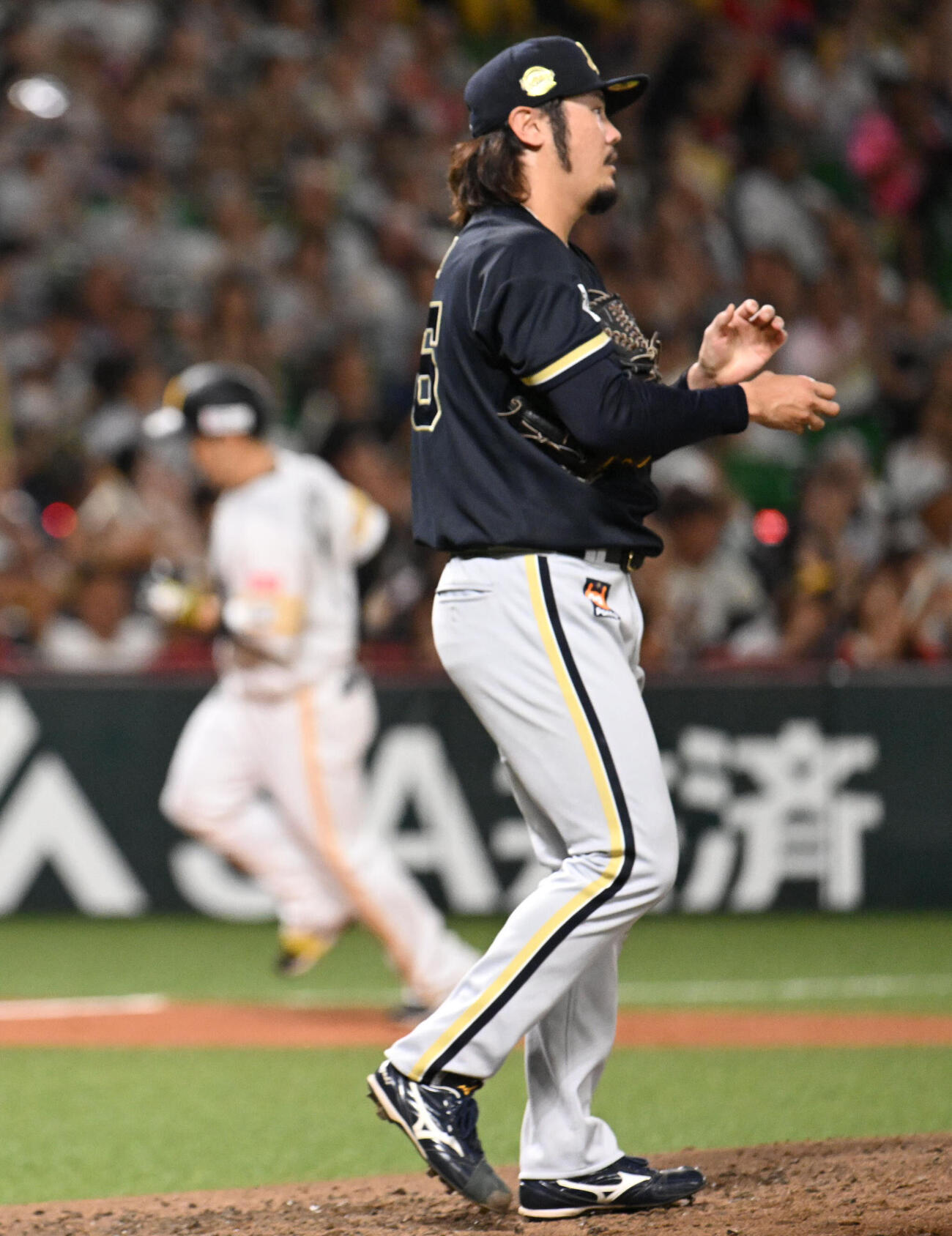 ソフトバンク対オリックス　1回裏ソフトバンク1死一塁、博志（右）は近藤健介に2点本塁打を許す（撮影・林敢治）