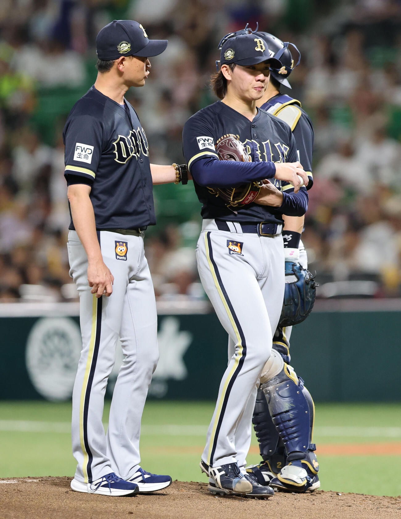 ソフトバンク対オリックス　1回途中で降板するオリックス先発の片山楽生、左は岸田護監督（撮影・梅根麻紀）