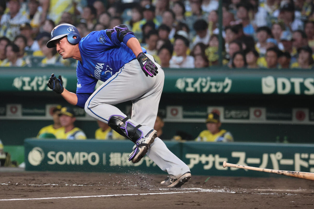 阪神対DeNA 3回表DeNA無死、藤浪晋太郎は遊撃内野安打で出塁する（撮影・宮崎幸一）