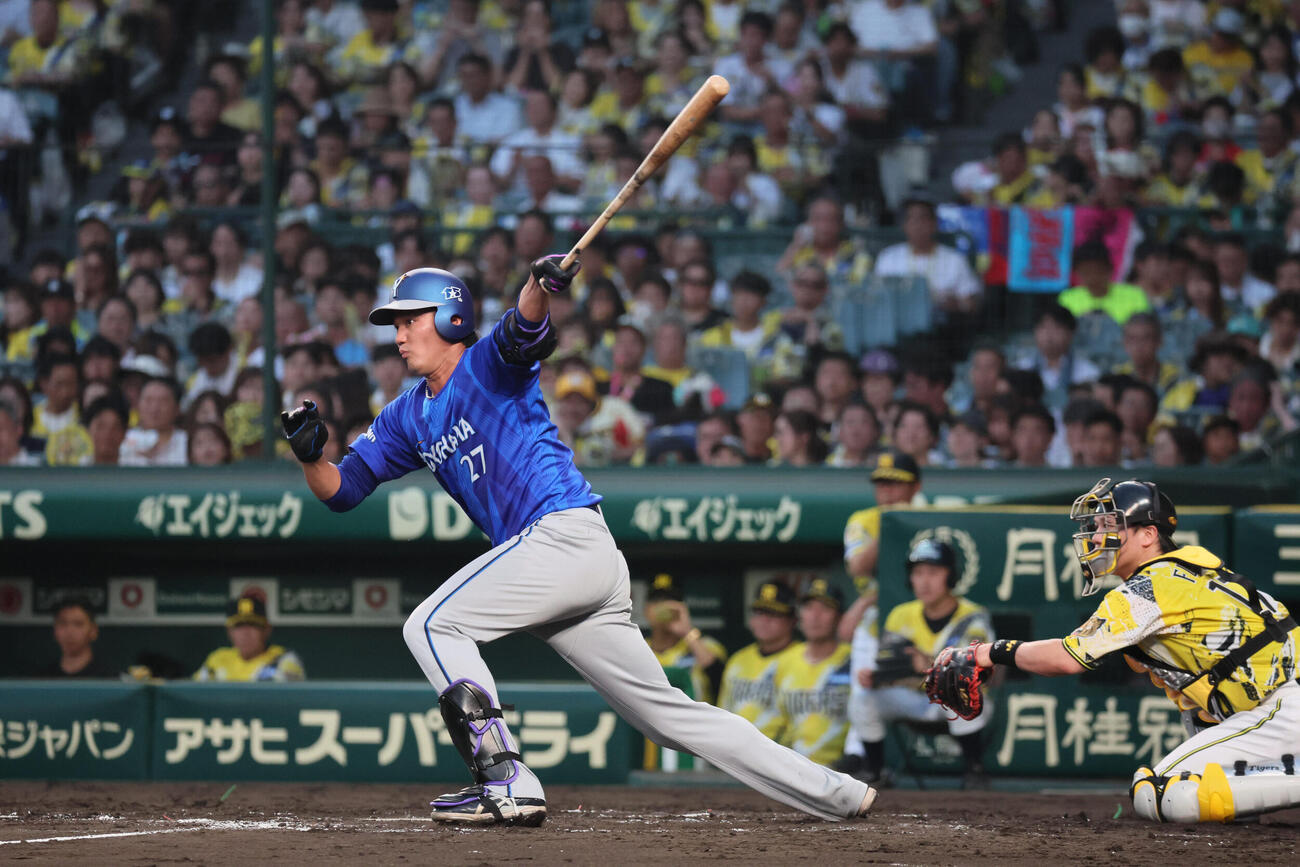 阪神対DeNA 3回表DeNA無死、藤浪晋太郎は遊撃内野安打で出塁する（撮影・宮崎幸一）
