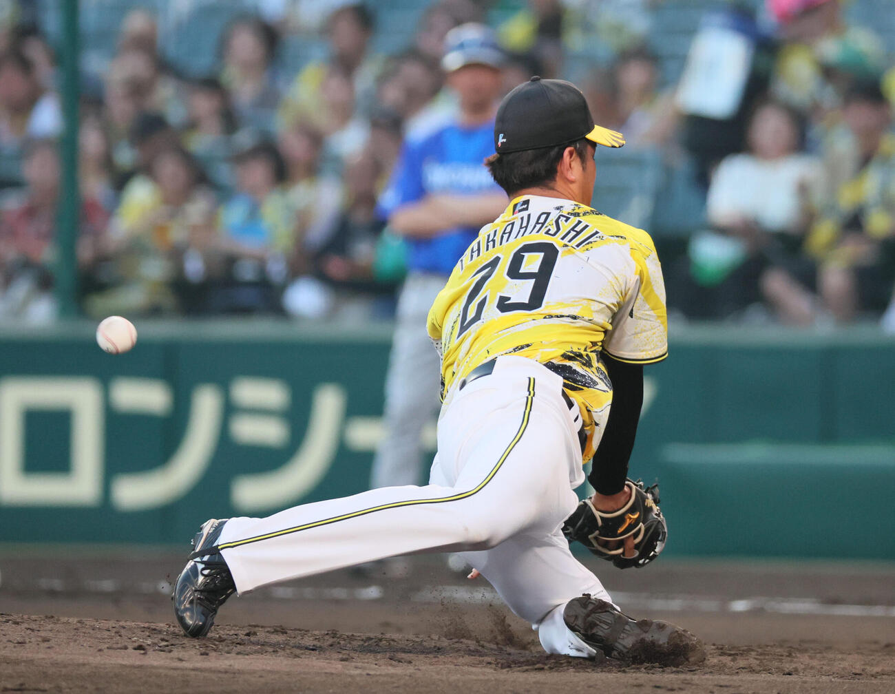 阪神対DeNA 2回表DeNA2死、高橋遥人は宮下朝陽の打球をはじくも二塁ゴロに打ち取る（撮影・宮崎幸一）