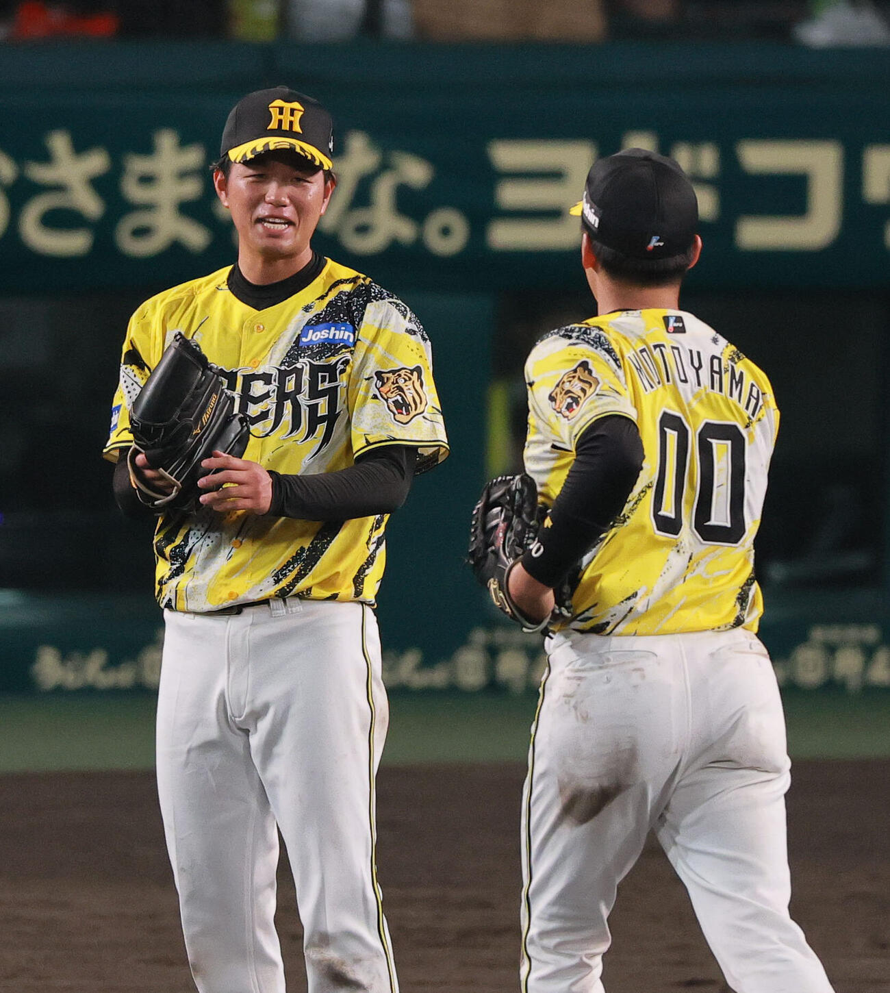 阪神対DeNA 5回表DeNA2死、高橋遥人は勝又温史を遊ゴロに仕留め、遊撃手元山飛優を出迎える（撮影・上山淳一）