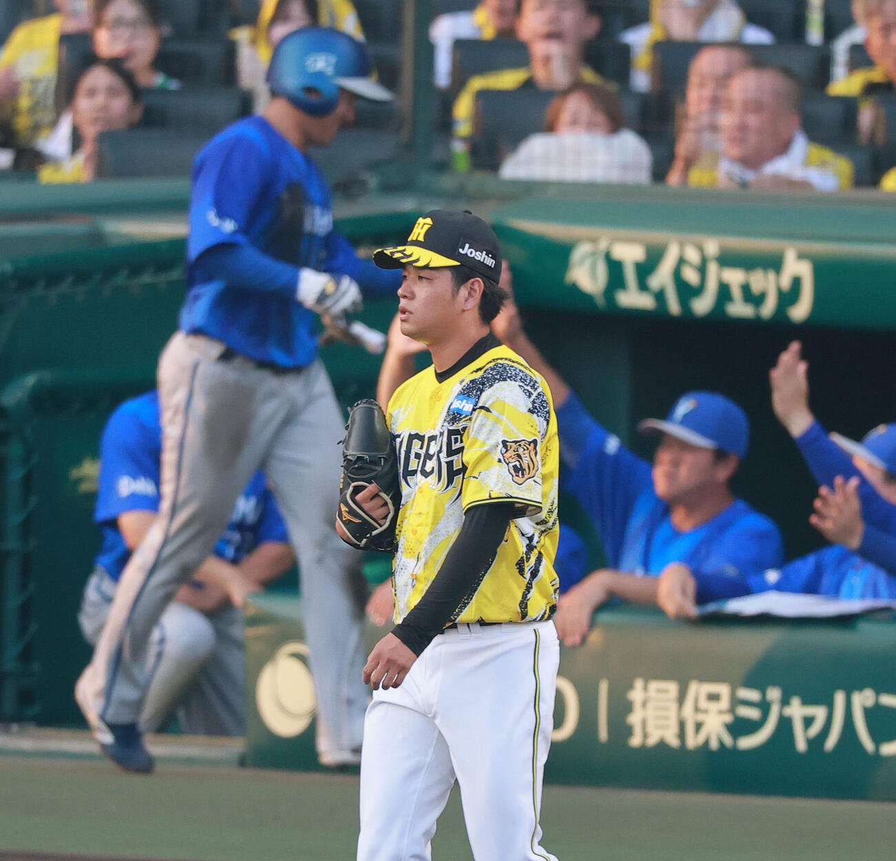 阪神対DeNA 1回表DeNA2死二塁、高橋遥人（手前）はエンカーナシオンに適時二塁打を打たれる（撮影・上山淳一）