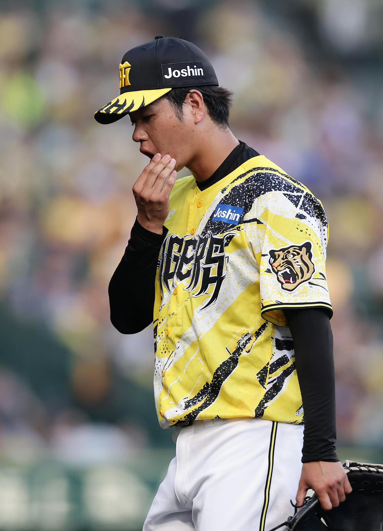 阪神対DeNA 1回表を投げ終えベンチへ戻る阪神高橋遥人（撮影・前田充）