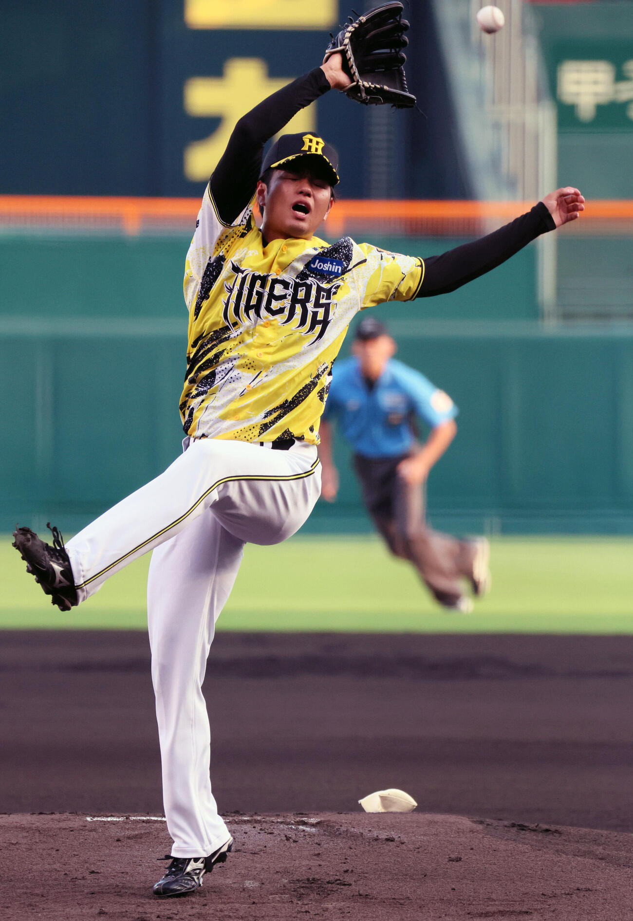 阪神対DeNA 1回表DeNA無死、高橋遥人は勝又温史に中前打を浴びる（撮影・宮崎幸一）