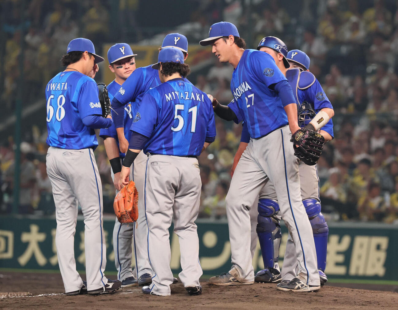 阪神対DeNA 5回裏阪神2死一塁、四球を出して交代となった藤浪晋太郎（右）（撮影・宮崎幸一）