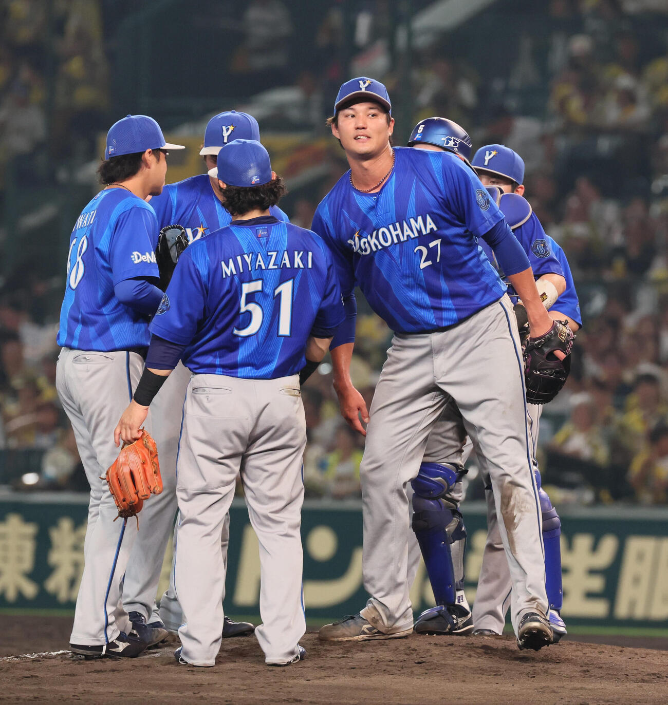阪神対DeNA 5回裏阪神2死一塁、四球を出して交代となった藤浪晋太郎（右）（撮影・宮崎幸一）