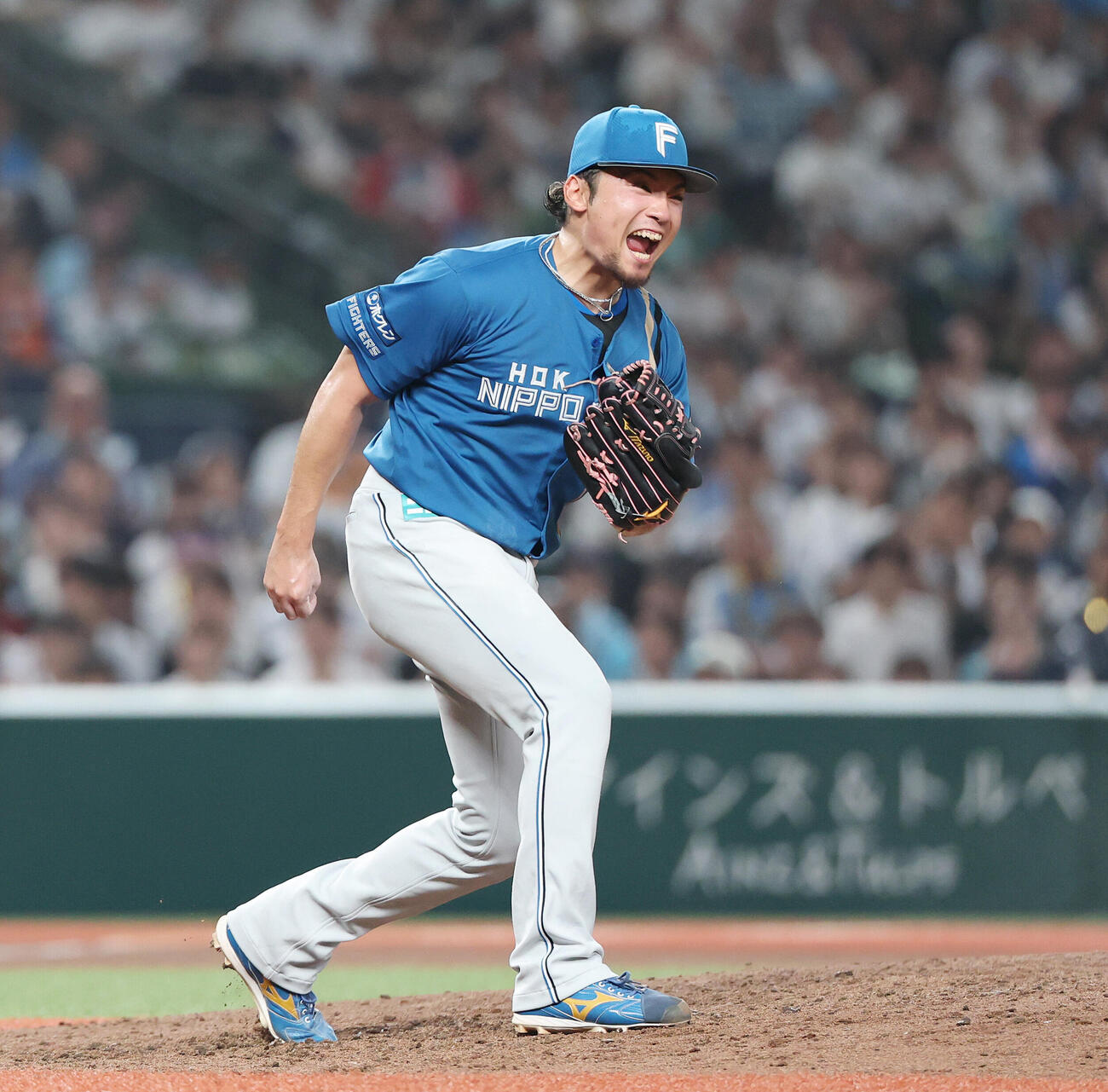 西武対日本ハム　6回裏西武2死一、三塁、渡部聖弥から空振り三振を奪い雄たけびを上げる伊藤大海（撮影・宮地輝）