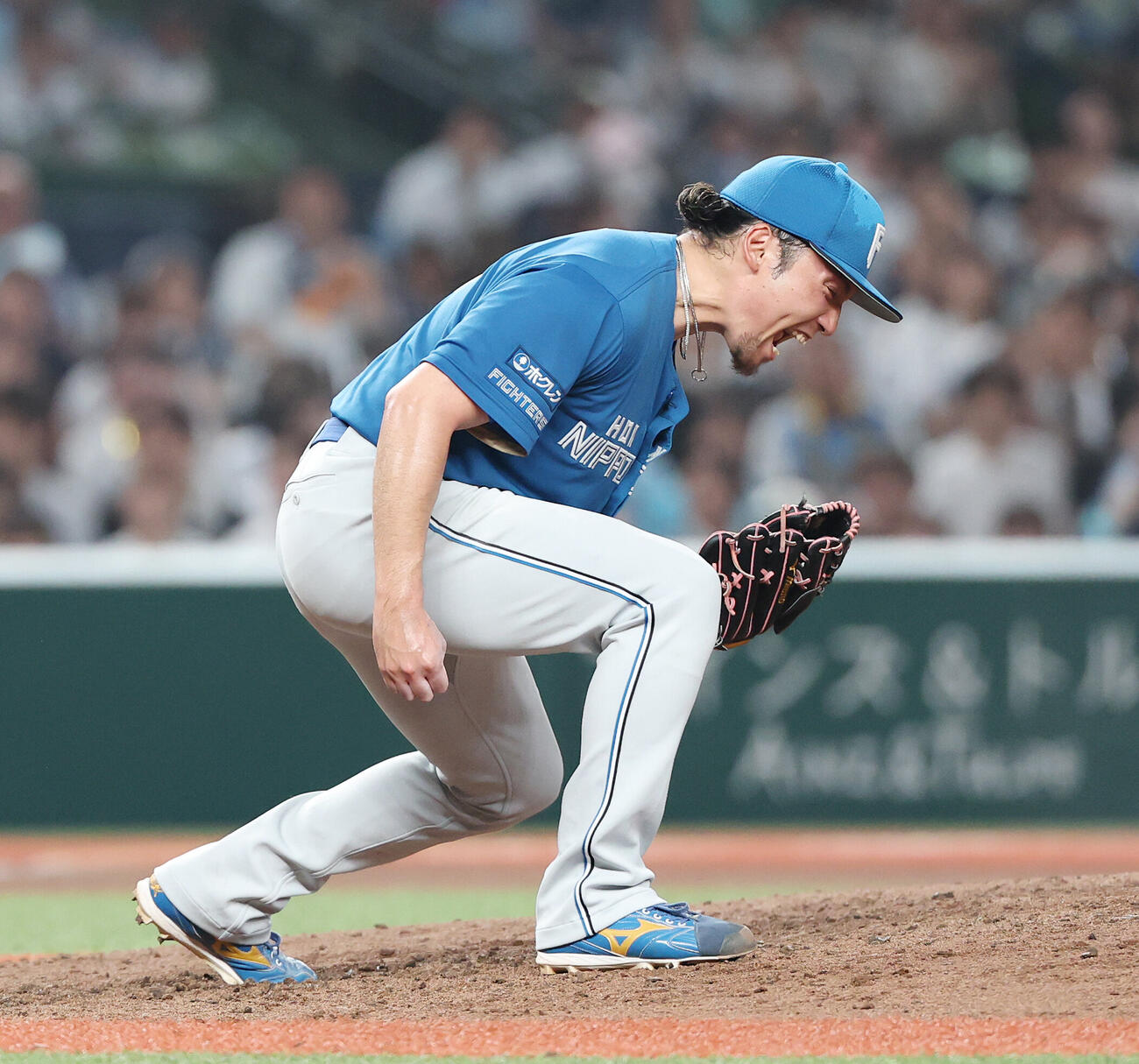 西武対日本ハム　6回裏西武2死一、三塁、渡部聖弥から空振り三振を奪い雄たけびを上げる伊藤大海（撮影・宮地輝）