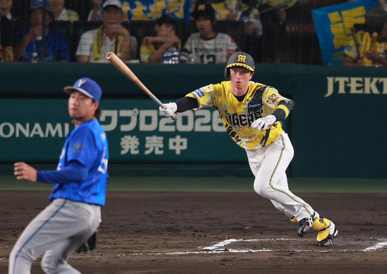 阪神対DeNA 6回裏阪神1死二塁、近本光司は適時打を放つ。投手岩田将貴（撮影・上山淳一）