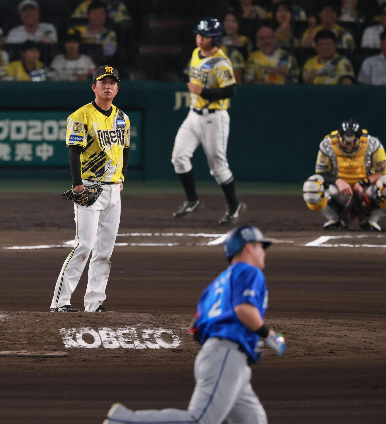 阪神対DeNA 6回表DeNA無死、高橋遥人（左）は牧秀悟（手前）にソロ本塁打を浴びる（撮影・上山淳一）