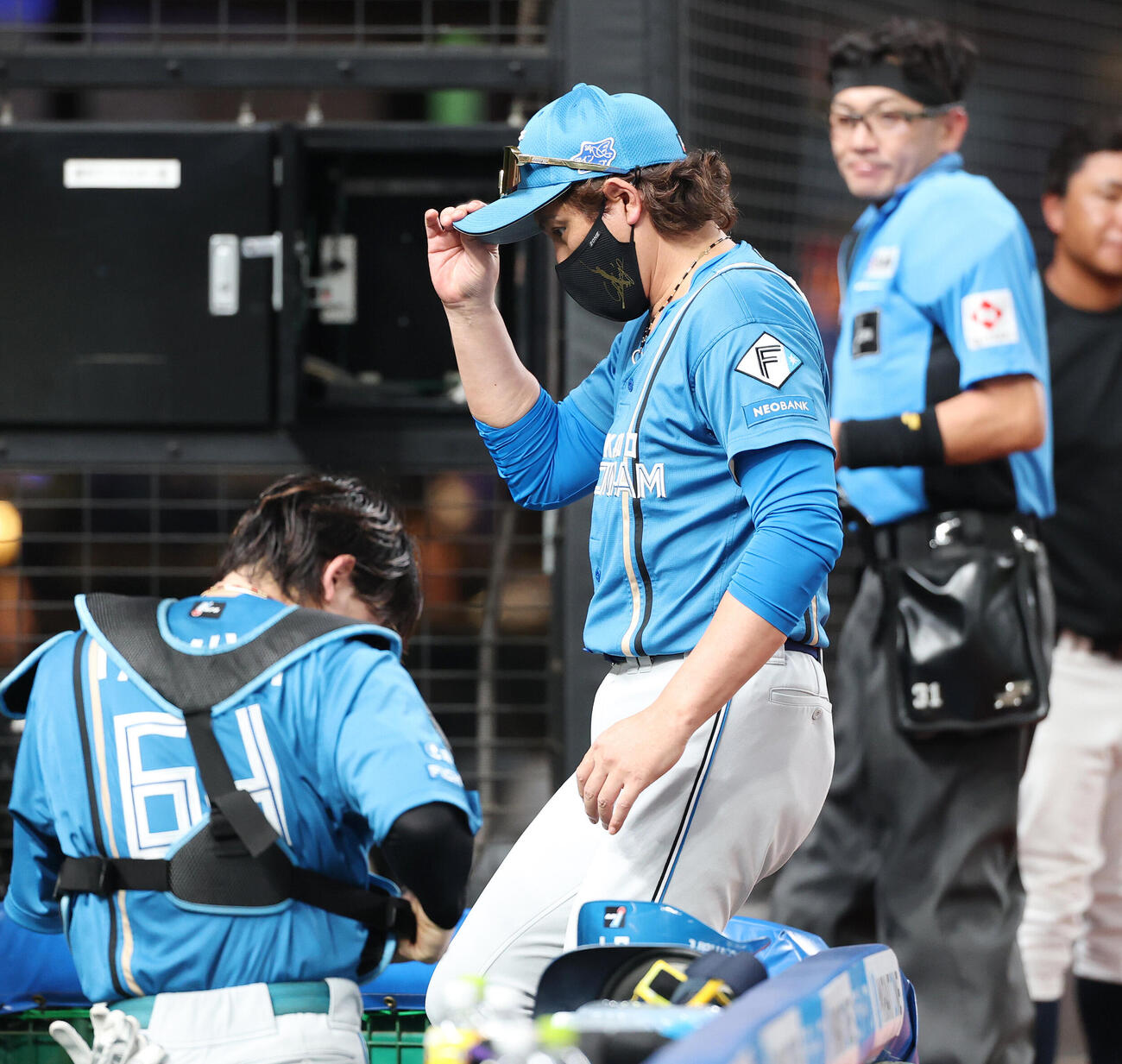 西武対日本ハム　8回裏、選手交代を告げベンチに下がる日本ハム新庄剛志監督（撮影・宮地輝）